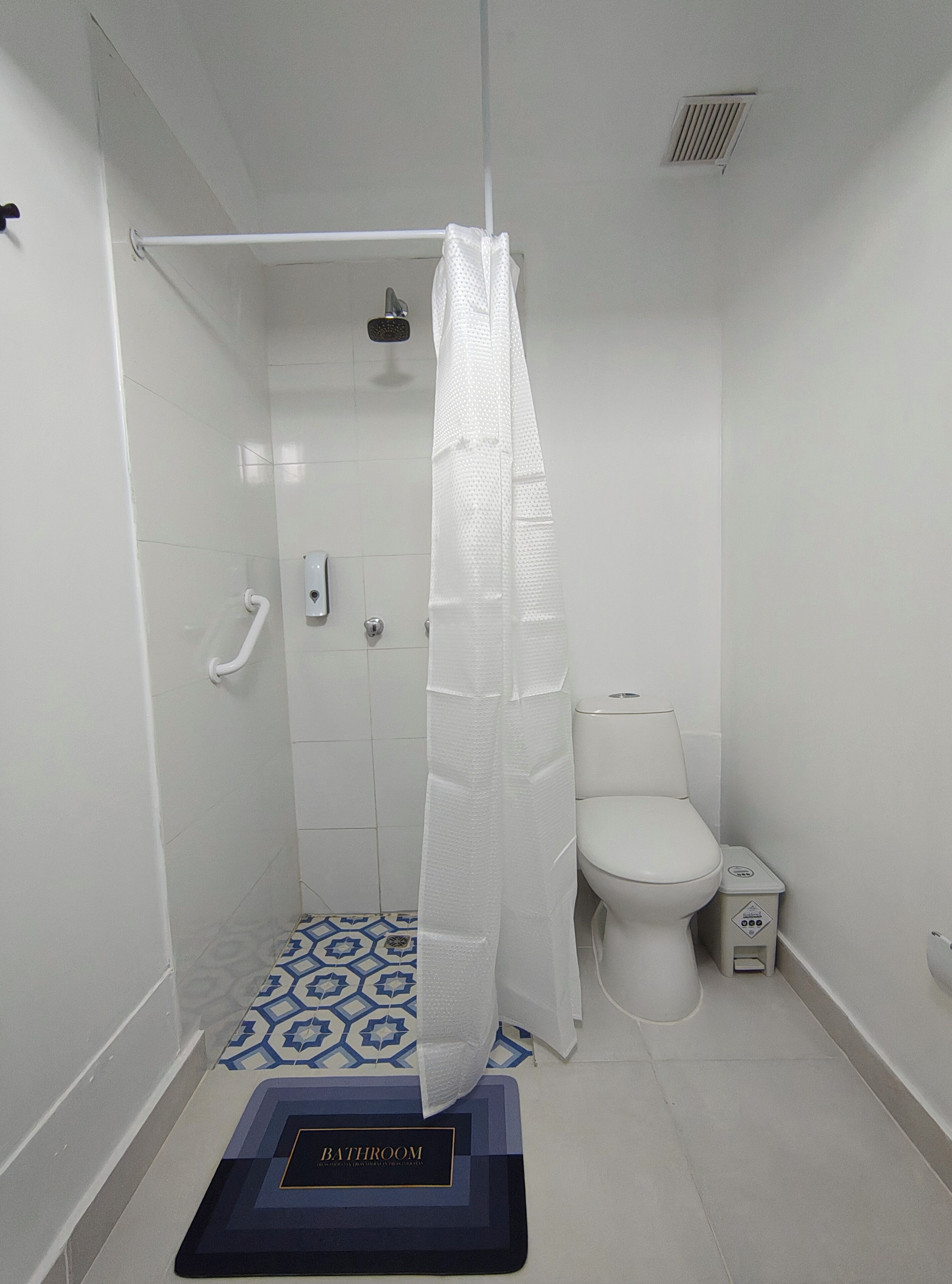 Kamar Double Deluks | Kamar mandi | Shower, handuk, sabun, dan tisu toilet
