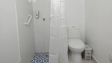 Kamar Double Deluks | Kamar mandi | Shower, handuk, sabun, dan tisu toilet
