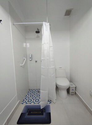 Habitación doble Deluxe | Baño | Regadera, toallas, jabón, papel de baño 