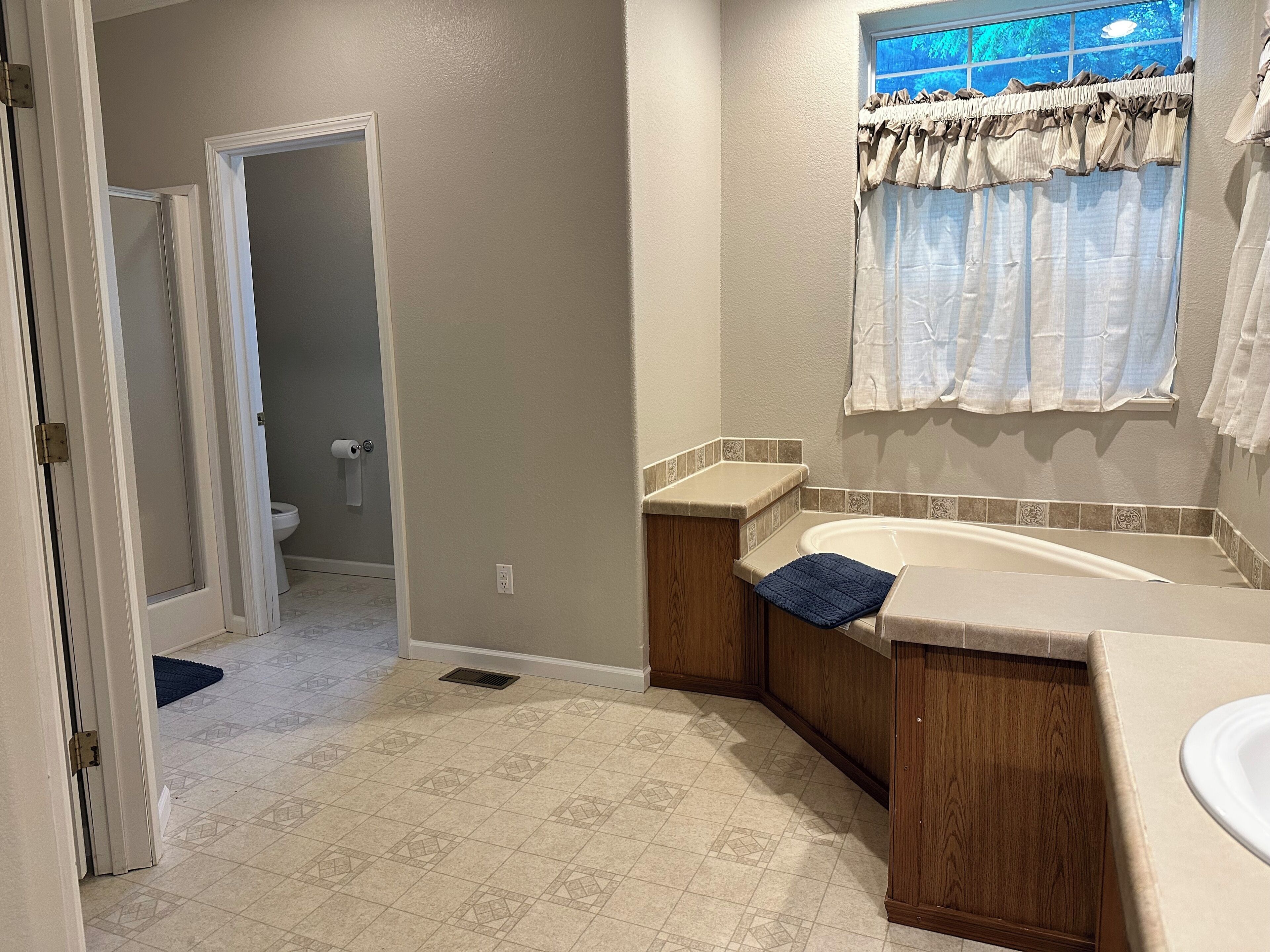 Une salle de bain avec une baignoire, des toilettes et un espace douche.