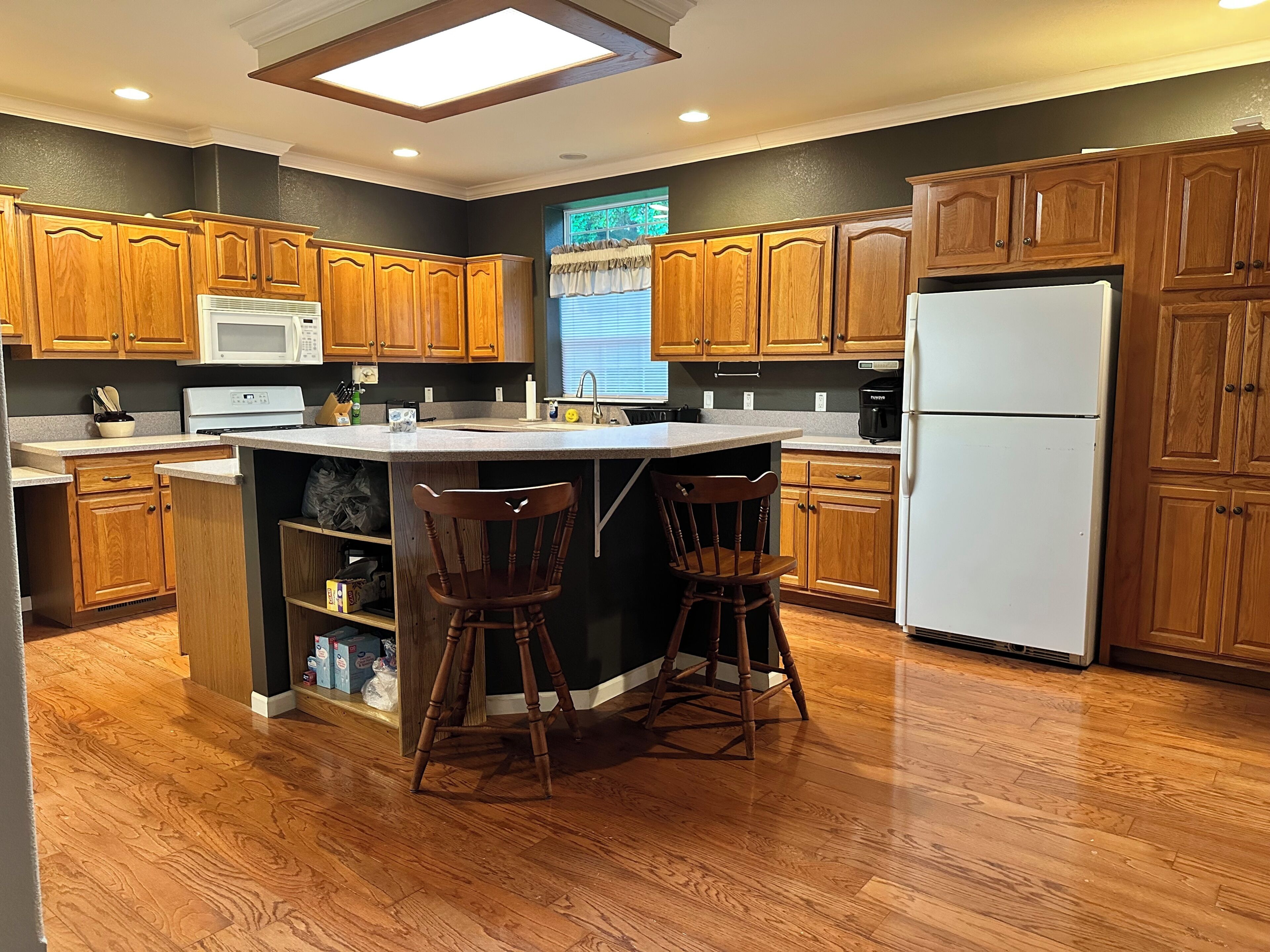 Coffee/tea maker, fridge, microwave, oven