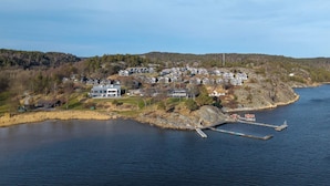 A coastal residential area with houses, a dock, and a small pier. - 5 Star Holiday Home in Uddevalla (Uddevalla)