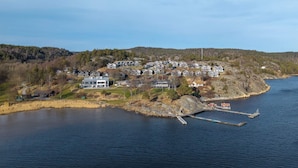 A coastal residential area with houses, a dock, and a pier. - 5 Star Holiday Home in Uddevalla (Uddevalla)