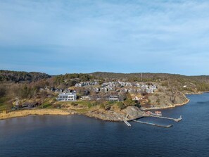 A coastal residential area with houses, a dock, and a pier. - 5 Star Holiday Home in Uddevalla (Uddevalla)