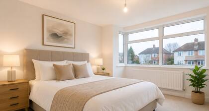 4 BR Home - Parking, Garden, 9min to Universal Site