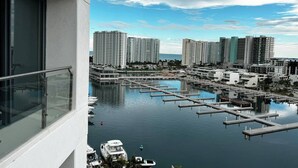 A marina with multiple docks and boats, surrounded by high-rise buildings. - TOP/2BR/Home Away From Home/Ocean views/Balcony/HZ (Cancún)