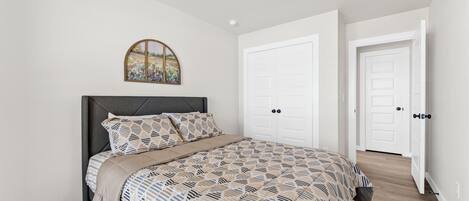 4 habitaciones, tabla de planchar con plancha, wifi y ropa de cama