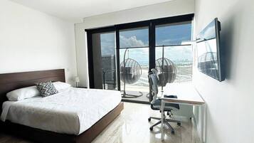 Zimmersafe, Schreibtisch, Bügeleisen/Bügelbrett, Reisekinderbett
