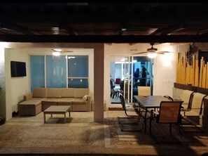 A living room with a sofa, coffee table, and dining area with chairs and a table. - Villa Brisas del Mar - Acapulco Diamante, Club de Playa (Acapulco de Juarez)
