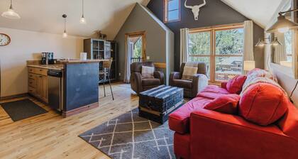 Downtown 1BR Loft | Walkable to Everything, Pet-Friendly, Sleeps 4