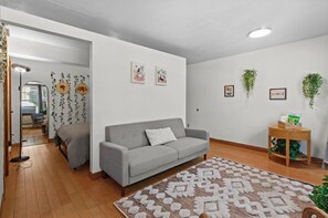 Interior - Cozy 1-bedroom apartment in charming New Haven with AC (New Haven)
