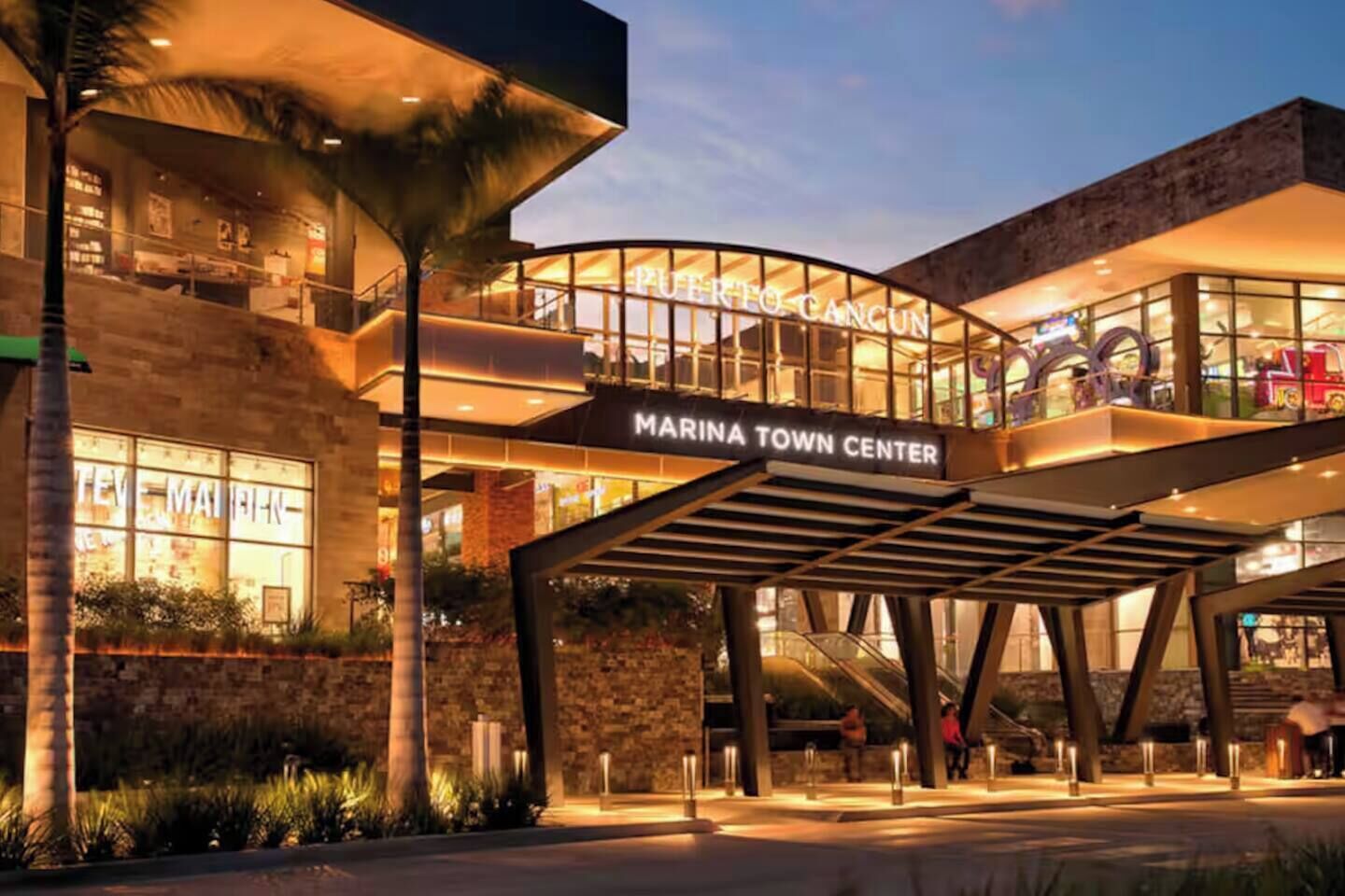 Ein mehrgeschossiges Gebäude mit einem auffälligen Schild, das 'MARINA TOWN CENTER' zeigt.