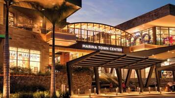 Ein mehrgeschossiges Gebäude mit einem auffälligen Schild, das 'MARINA TOWN CENTER' zeigt.
