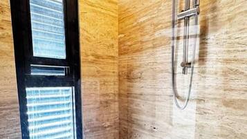 Dusche, Haartrockner, Handtücher, Seife