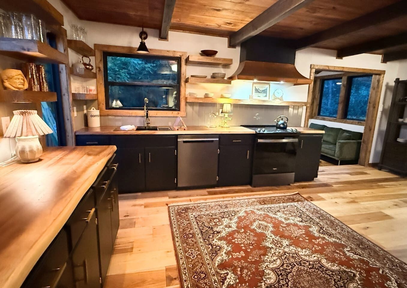 Wasserkocher mit Kaffee-/Teezubehör, Kühlschrank, Mikrowelle, Ofen