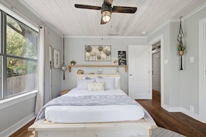 2 bedrooms, desk, iron/ironing board, WiFi - Lake Travis Lakefront Cabin with Cowboy Pool (Leander)