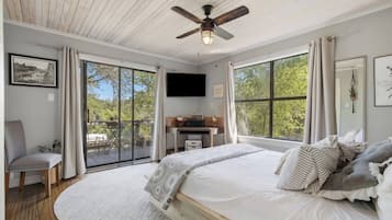 Desk, iron/ironing board, WiFi, bed sheets