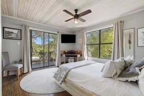 Desk, iron/ironing board, WiFi, bed sheets - Lake Travis Lakefront Cabin with Cowboy Pool (Leander)