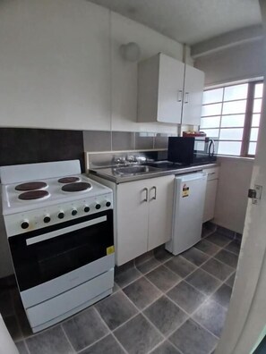 Studio, Balcony, Garden View | Private kitchen - Ambassador Motel (Palmerston North)