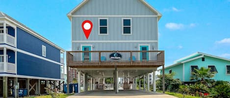 A two-story building with a balcony, a sign reading 'PIPB DREAMS,' and a red location marker.