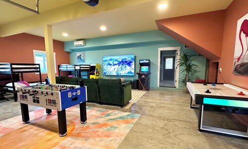 Hot Tub · Arcade · Sleeps 11 · Walk Downtown/Beach