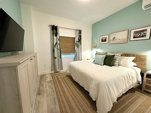 4 bedrooms, desk, iron/ironing board, travel cot - New Arcade Home · Sleeps 11 · Walk Downtown/Beach (Ocean Shores)