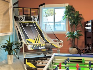 Games room - New Arcade Home · Sleeps 11 · Walk Downtown/Beach (Ocean Shores)