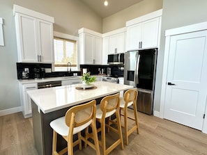 Coffee/tea maker, fridge, microwave, oven - New Arcade Home · Sleeps 11 · Walk Downtown/Beach (Ocean Shores)