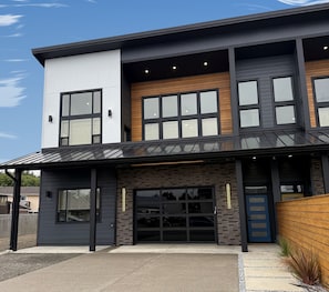 Exterior - New Arcade Home · Sleeps 11 · Walk Downtown/Beach (Ocean Shores)