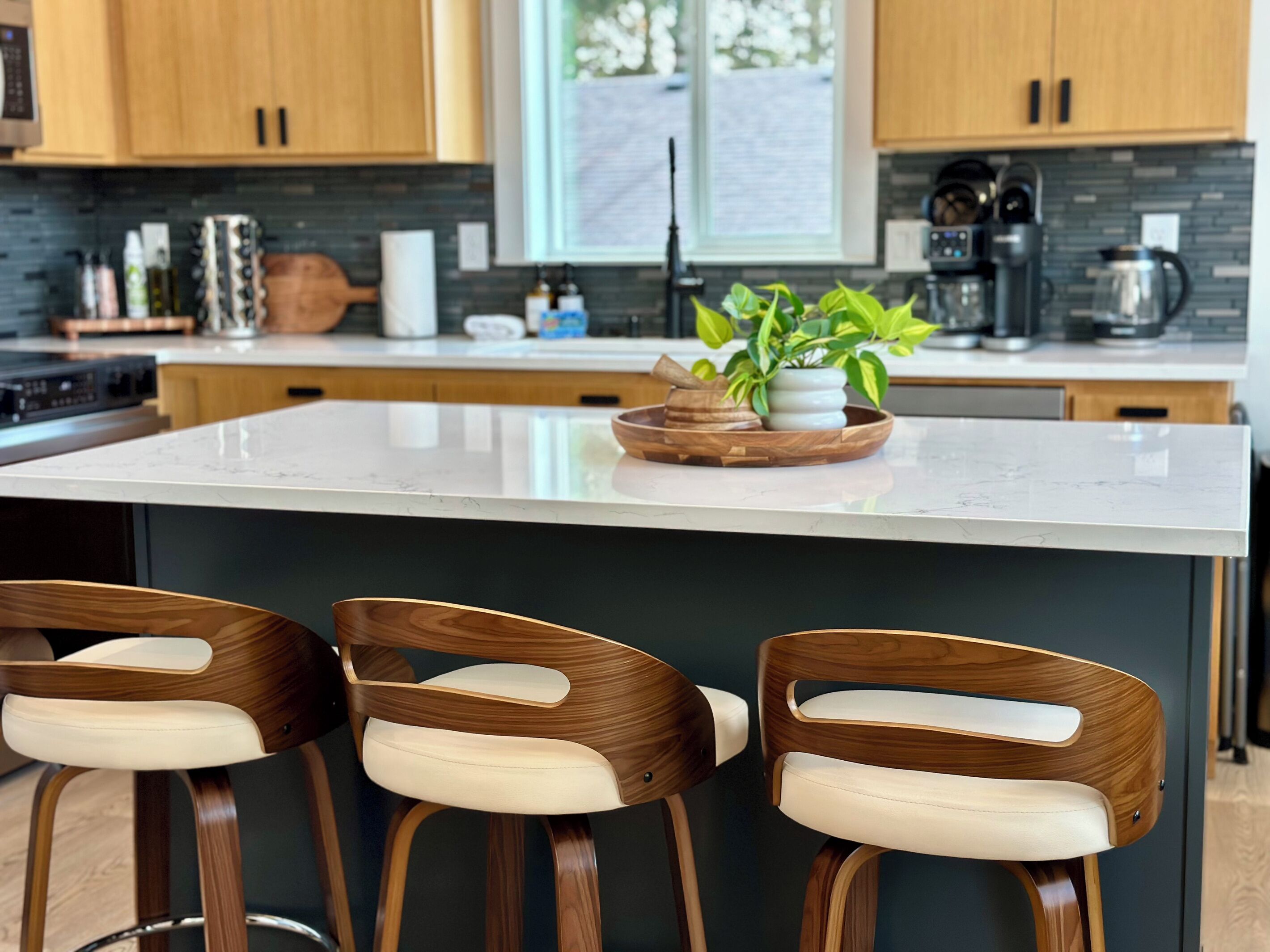 Coffee/tea maker, fridge, microwave, oven