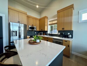 Coffee/tea maker, fridge, microwave, oven - New Speakeasy · Sleeps 9 · Walk Downtown/Beach (Ocean Shores)