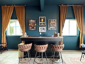 Interior - New Speakeasy · Sleeps 9 · Walk Downtown/Beach (Ocean Shores)