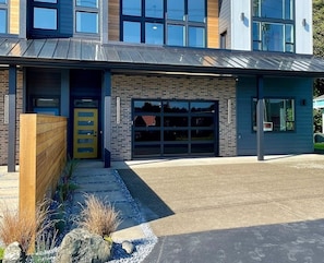 Exterior - New Speakeasy · Sleeps 9 · Walk Downtown/Beach (Ocean Shores)