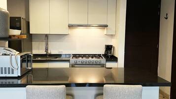 Coffee/tea maker, fridge, microwave, oven