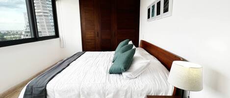 2 間睡房、房內夾萬、熨斗/熨衫板、可攜式嬰兒床