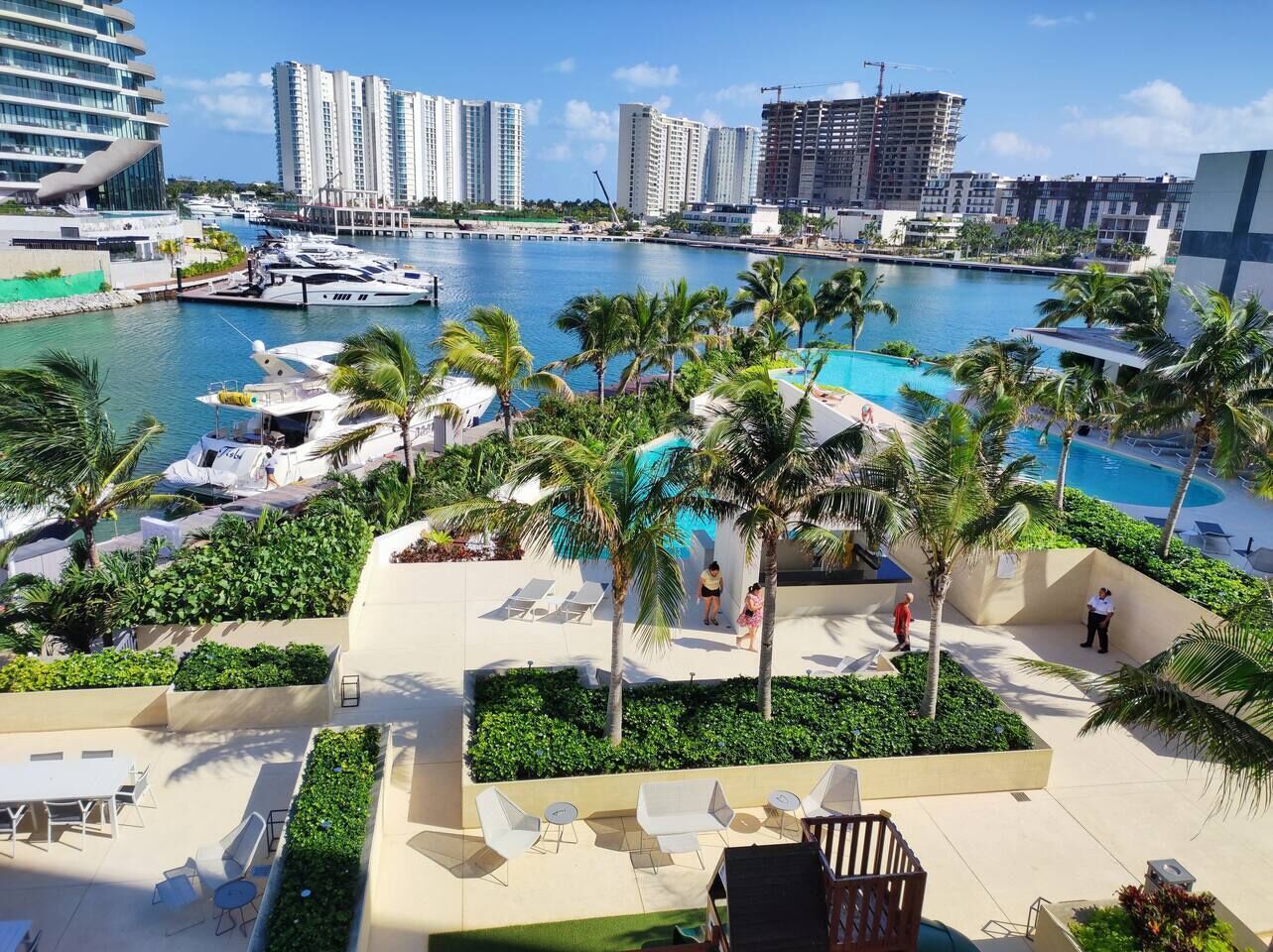 Ein Resort mit Pool, Palmen und Booten.