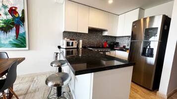 Coffee/tea maker, fridge, microwave, oven