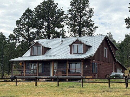 Serene & Scenic 4-bedroom cabin in Lead/Rochford, perfect for a relaxing getaway