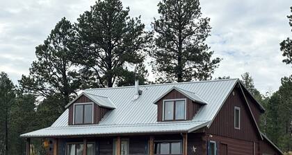 Serene & Scenic 4-bedroom cabin in Lead/Rochford, perfect for a relaxing getaway