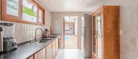 Eine moderne Küche mit Backofen, Spüle und Kühlschrank.