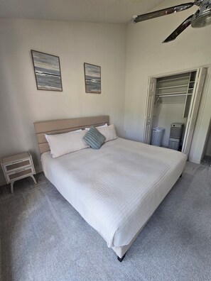 A bedroom with a bed, a nightstand, a closet with hanging space, and a ceiling fan. - 4/3 fits 10 people w/  Pool, jacuzzi tub, springs  corporate housing welcome! (Crystal River)