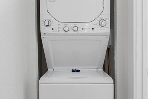 Eine weiße Waschmaschine mit Bedienknöpfen und einer Tür.