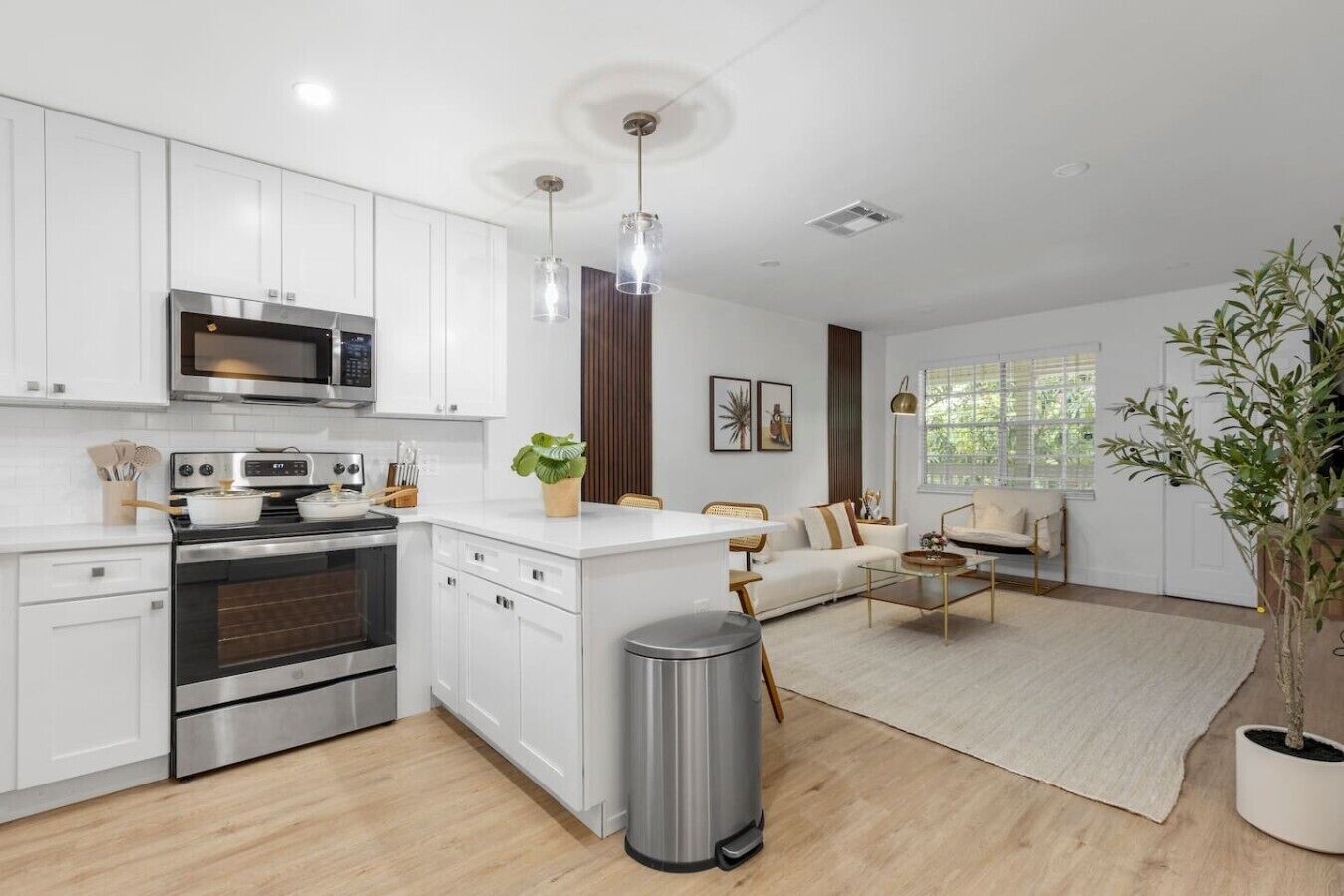 Coffee/tea maker, fridge
