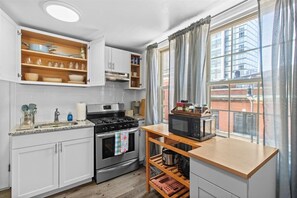 Private kitchen - Cozy Studio Apt Near Yale (New Haven)