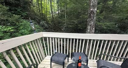 Beautiful creekside 3-bedroom chalet in Sugar Mountain perfect for your getaway