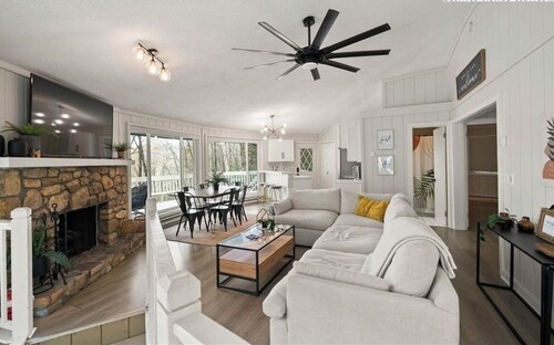 Beautiful creekside  3-bedroom chalet in Sugar Mountain perfect for your getaway