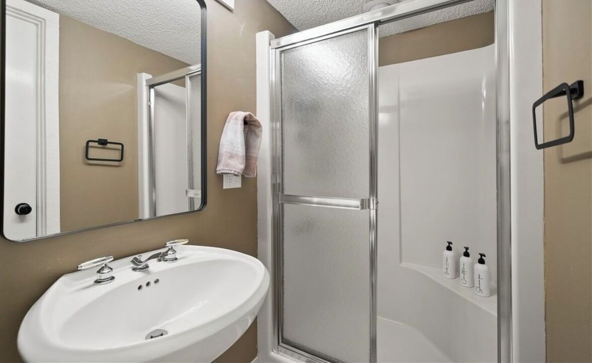 Douche, sèche-cheveux, serviettes fournies, papier toilette