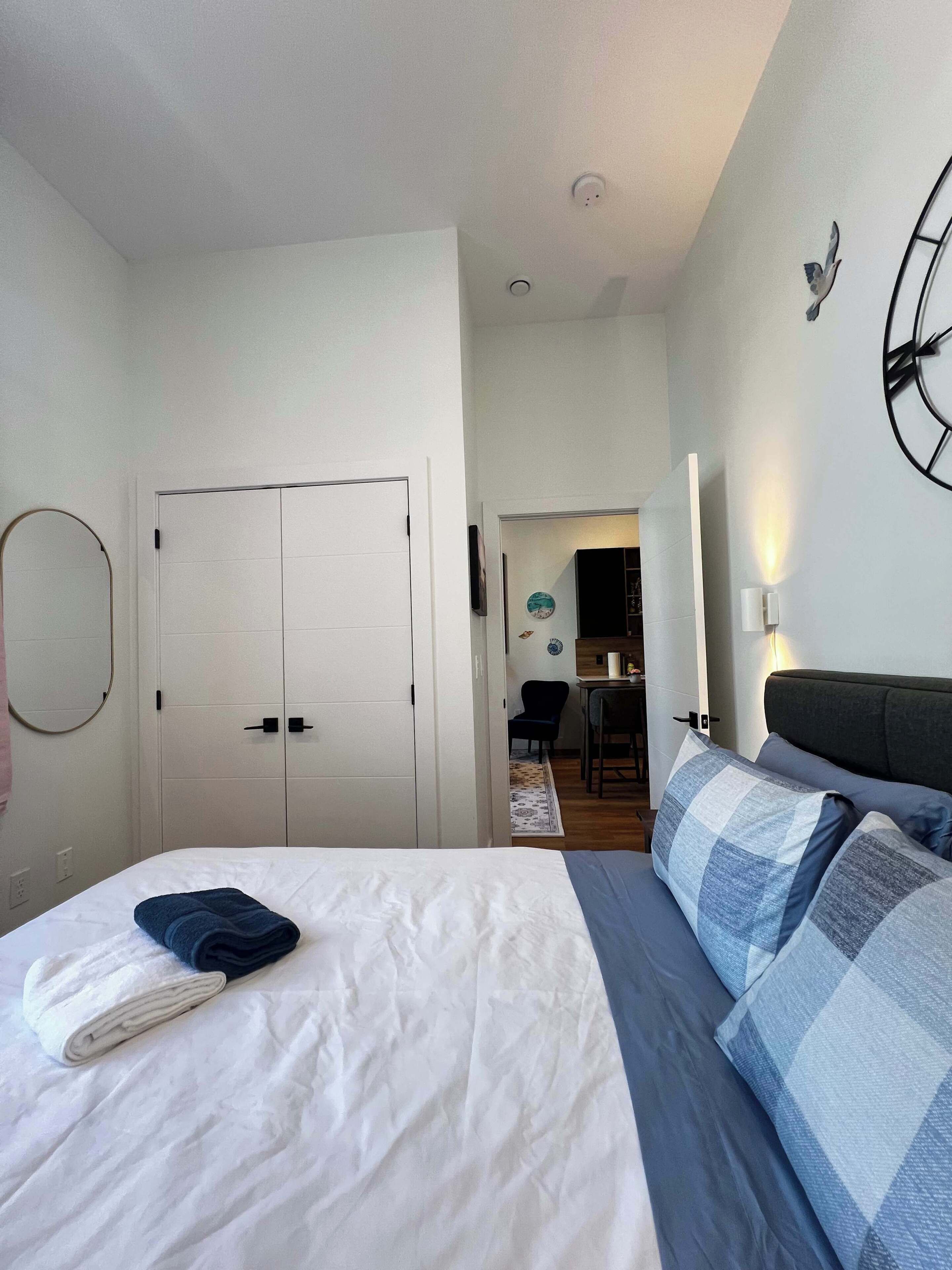 Une chambre d’hôtel avec un lit, un bureau et une chaise.