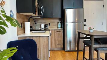 Coffee/tea maker, fridge, microwave, oven