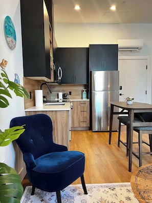 Coffee/tea maker, fridge, microwave, oven - Sunrise Surf Suite, Downtown Halifax (Halifax)